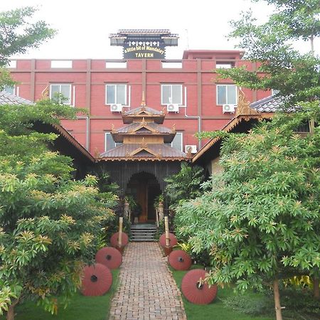 A Little Bit Of Mandalay Tavern Bed and Breakfast Exterior foto