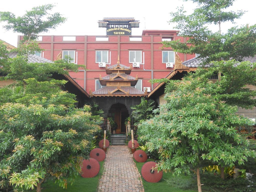 A Little Bit Of Mandalay Tavern Bed and Breakfast Exterior foto