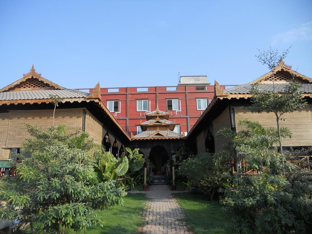 A Little Bit Of Mandalay Tavern Bed and Breakfast Exterior foto