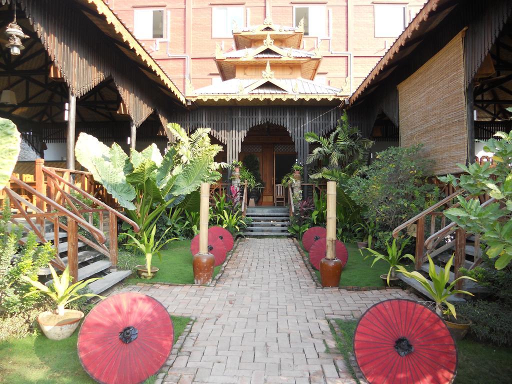 A Little Bit Of Mandalay Tavern Bed and Breakfast Exterior foto