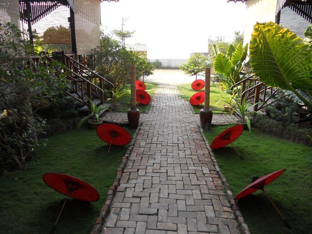 A Little Bit Of Mandalay Tavern Bed and Breakfast Exterior foto