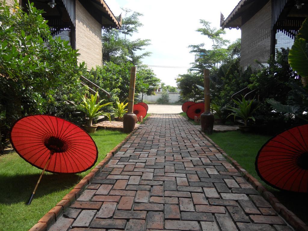 A Little Bit Of Mandalay Tavern Bed and Breakfast Exterior foto