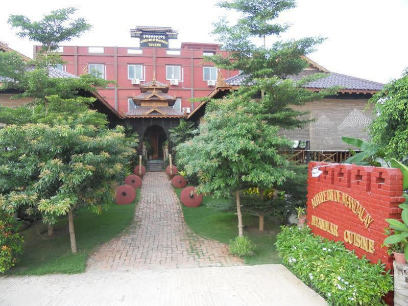 A Little Bit Of Mandalay Tavern Bed and Breakfast Exterior foto