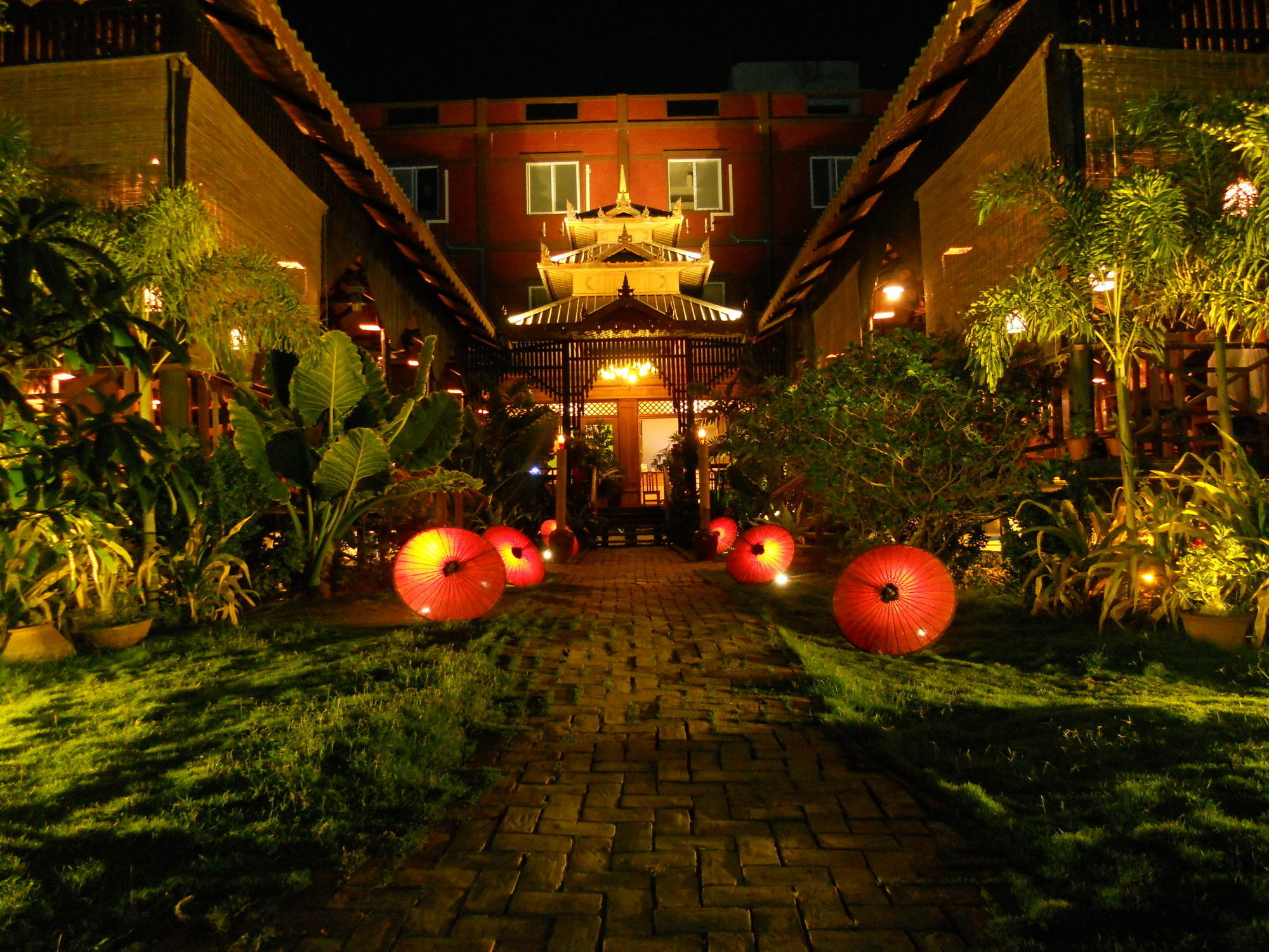 A Little Bit Of Mandalay Tavern Bed and Breakfast Exterior foto